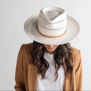 Gigi Pip | Arlo in cream with tan band.